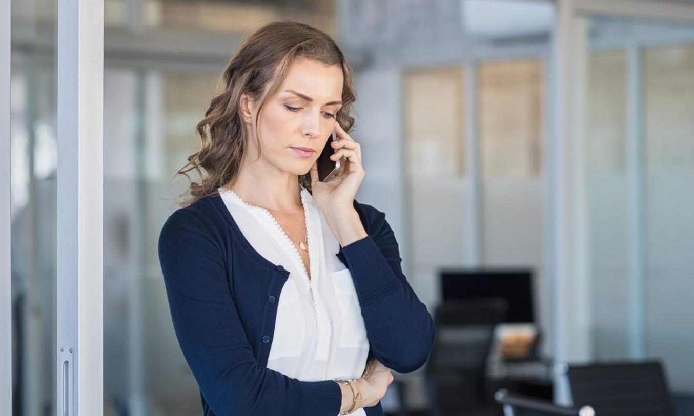 Espacio de trabajo moderno enfocado en la organización financiera y categorización presupuestaria