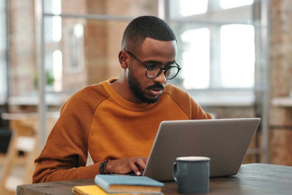 Estudiantes aplicando el método de categorización