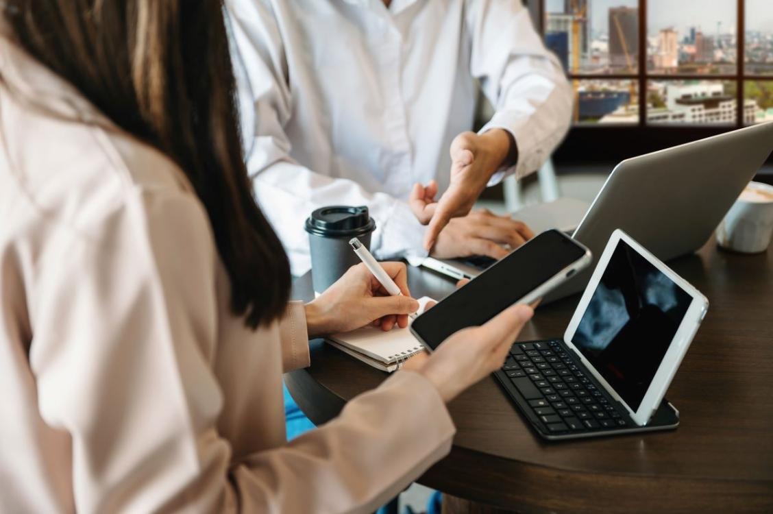 Estudiante revisando material de curso en línea
